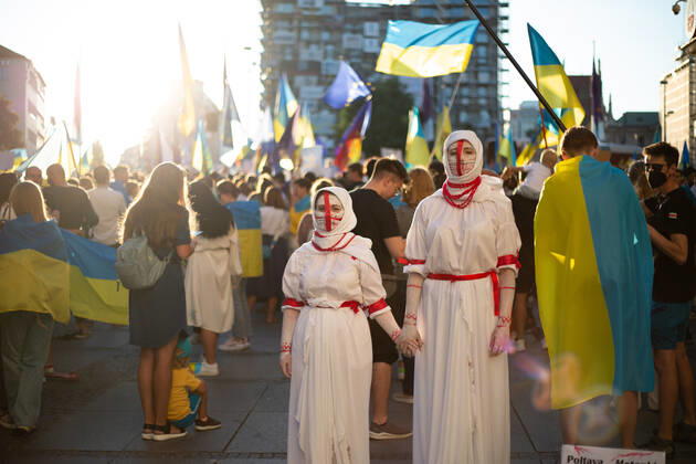 Kundgebung zum Tag der Unabhängigkeit der Ukraine Am 24.9.2022 versammelten sich in München einige hundert Menschen, um für schwere Waffenlieferungen an die Ukraine und schärfere Sanktionen gegen Russland zu demonstrieren. Grund für die Mittwochsdemo war der ukrainische Nationalfeiertag. Eine Organisatorin machte am Rande pressefeindliche und Corona-verharmlosende Aussagen. * On August 24, 2022 hundreds joined a rally in Munich, Germany to demand heavy arms for Ukraine and more sanctions against Russia. The rally was organized to the Ukrainian liberation day. On the edge an organizer made some hostile statements against the press and trivialized the Covid-19 pandemic. München Bayern Deutschland Copyright: xLorenzoxFilippuccix
