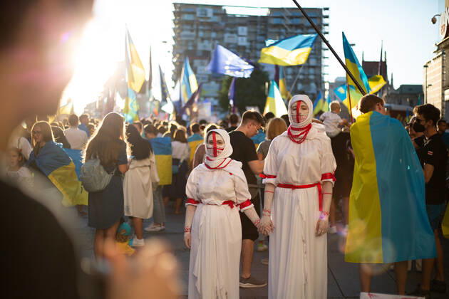 Kundgebung zum Tag der Unabhängigkeit der Ukraine Am 24.9.2022 versammelten sich in München einige hundert Menschen, um für schwere Waffenlieferungen an die Ukraine und schärfere Sanktionen gegen Russland zu demonstrieren. Grund für die Mittwochsdemo war der ukrainische Nationalfeiertag. Eine Organisatorin machte am Rande pressefeindliche und Corona-verharmlosende Aussagen. * On August 24, 2022 hundreds joined a rally in Munich, Germany to demand heavy arms for Ukraine and more sanctions against Russia. The rally was organized to the Ukrainian liberation day. On the edge an organizer made some hostile statements against the press and trivialized the Covid-19 pandemic. München Bayern Deutschland Copyright: xLorenzoxFilippuccix