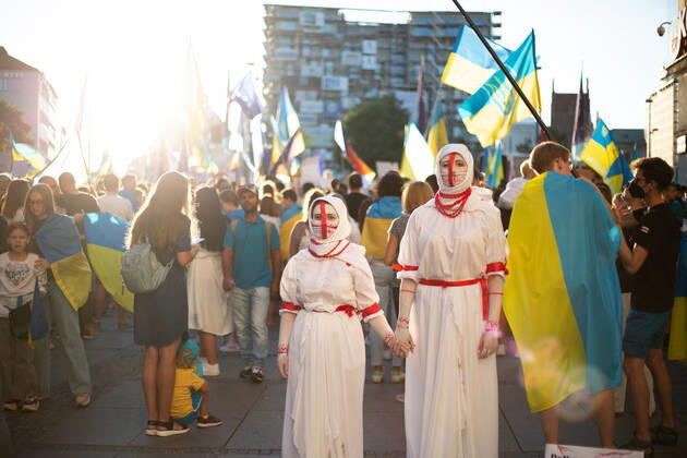 Kundgebung zum Tag der Unabhängigkeit der Ukraine Am 24.9.2022 versammelten sich in München einige hundert Menschen, um für schwere Waffenlieferungen an die Ukraine und schärfere Sanktionen gegen Russland zu demonstrieren. Grund für die Mittwochsdemo war der ukrainische Nationalfeiertag. Eine Organisatorin machte am Rande pressefeindliche und Corona-verharmlosende Aussagen. * On August 24, 2022 hundreds joined a rally in Munich, Germany to demand heavy arms for Ukraine and more sanctions against Russia. The rally was organized to the Ukrainian liberation day. On the edge an organizer made some hostile statements against the press and trivialized the Covid-19 pandemic. München Bayern Deutschland Copyright: xLorenzoxFilippuccix