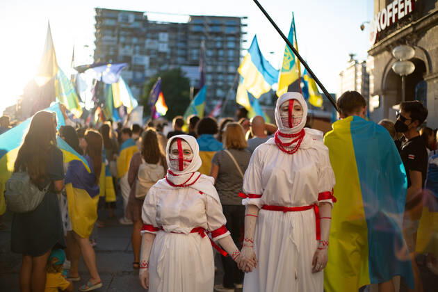 Kundgebung zum Tag der Unabhängigkeit der Ukraine Am 24.9.2022 versammelten sich in München einige hundert Menschen, um für schwere Waffenlieferungen an die Ukraine und schärfere Sanktionen gegen Russland zu demonstrieren. Grund für die Mittwochsdemo war der ukrainische Nationalfeiertag. Eine Organisatorin machte am Rande pressefeindliche und Corona-verharmlosende Aussagen. * On August 24, 2022 hundreds joined a rally in Munich, Germany to demand heavy arms for Ukraine and more sanctions against Russia. The rally was organized to the Ukrainian liberation day. On the edge an organizer made some hostile statements against the press and trivialized the Covid-19 pandemic. München Bayern Deutschland Copyright: xLorenzoxFilippuccix