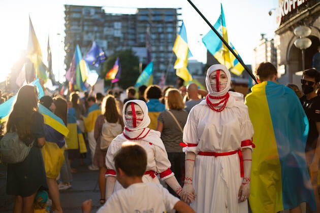 Kundgebung zum Tag der Unabhängigkeit der Ukraine Am 24.9.2022 versammelten sich in München einige hundert Menschen, um für schwere Waffenlieferungen an die Ukraine und schärfere Sanktionen gegen Russland zu demonstrieren. Grund für die Mittwochsdemo war der ukrainische Nationalfeiertag. Eine Organisatorin machte am Rande pressefeindliche und Corona-verharmlosende Aussagen. * On August 24, 2022 hundreds joined a rally in Munich, Germany to demand heavy arms for Ukraine and more sanctions against Russia. The rally was organized to the Ukrainian liberation day. On the edge an organizer made some hostile statements against the press and trivialized the Covid-19 pandemic. München Bayern Deutschland Copyright: xLorenzoxFilippuccix