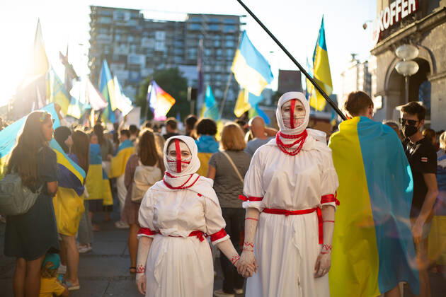 Kundgebung zum Tag der Unabhängigkeit der Ukraine Am 24.9.2022 versammelten sich in München einige hundert Menschen, um für schwere Waffenlieferungen an die Ukraine und schärfere Sanktionen gegen Russland zu demonstrieren. Grund für die Mittwochsdemo war der ukrainische Nationalfeiertag. Eine Organisatorin machte am Rande pressefeindliche und Corona-verharmlosende Aussagen. * On August 24, 2022 hundreds joined a rally in Munich, Germany to demand heavy arms for Ukraine and more sanctions against Russia. The rally was organized to the Ukrainian liberation day. On the edge an organizer made some hostile statements against the press and trivialized the Covid-19 pandemic. München Bayern Deutschland Copyright: xLorenzoxFilippuccix