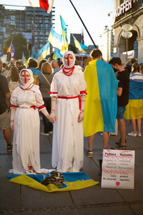 Kundgebung zum Tag der Unabhängigkeit der Ukraine Am 24.9.2022 versammelten sich in München einige hundert Menschen, um für schwere Waffenlieferungen an die Ukraine und schärfere Sanktionen gegen Russland zu demonstrieren. Grund für die Mittwochsdemo war der ukrainische Nationalfeiertag. Eine Organisatorin machte am Rande pressefeindliche und Corona-verharmlosende Aussagen. * On August 24, 2022 hundreds joined a rally in Munich, Germany to demand heavy arms for Ukraine and more sanctions against Russia. The rally was organized to the Ukrainian liberation day. On the edge an organizer made some hostile statements against the press and trivialized the Covid-19 pandemic. München Bayern Deutschland Copyright: xLorenzoxFilippuccix