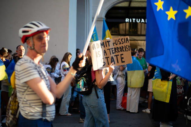 Kundgebung zum Tag der Unabhängigkeit der Ukraine Am 24.9.2022 versammelten sich in München einige hundert Menschen, um für schwere Waffenlieferungen an die Ukraine und schärfere Sanktionen gegen Russland zu demonstrieren. Grund für die Mittwochsdemo war der ukrainische Nationalfeiertag. Eine Organisatorin machte am Rande pressefeindliche und Corona-verharmlosende Aussagen. * On August 24, 2022 hundreds joined a rally in Munich, Germany to demand heavy arms for Ukraine and more sanctions against Russia. The rally was organized to the Ukrainian liberation day. On the edge an organizer made some hostile statements against the press and trivialized the Covid-19 pandemic. München Bayern Deutschland Copyright: xLorenzoxFilippuccix