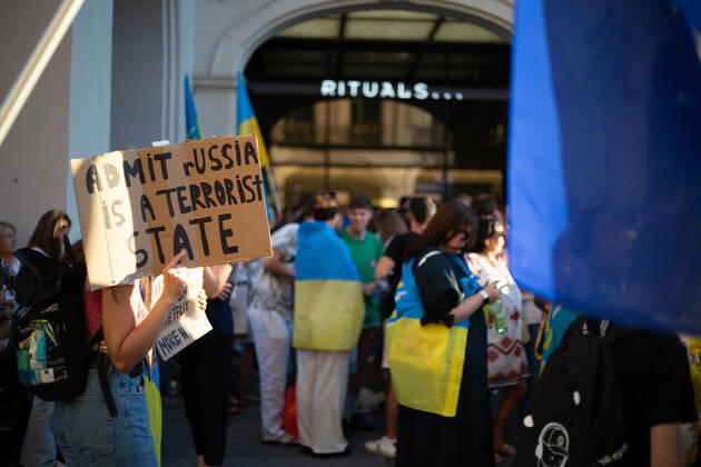 Kundgebung zum Tag der Unabhängigkeit der Ukraine Am 24.9.2022 versammelten sich in München einige hundert Menschen, um für schwere Waffenlieferungen an die Ukraine und schärfere Sanktionen gegen Russland zu demonstrieren. Grund für die Mittwochsdemo war der ukrainische Nationalfeiertag. Eine Organisatorin machte am Rande pressefeindliche und Corona-verharmlosende Aussagen. * On August 24, 2022 hundreds joined a rally in Munich, Germany to demand heavy arms for Ukraine and more sanctions against Russia. The rally was organized to the Ukrainian liberation day. On the edge an organizer made some hostile statements against the press and trivialized the Covid-19 pandemic. München Bayern Deutschland Copyright: xLorenzoxFilippuccix