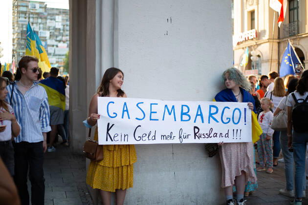 Kundgebung zum Tag der Unabhängigkeit der Ukraine Am 24.9.2022 versammelten sich in München einige hundert Menschen, um für schwere Waffenlieferungen an die Ukraine und schärfere Sanktionen gegen Russland zu demonstrieren. Grund für die Mittwochsdemo war der ukrainische Nationalfeiertag. Eine Organisatorin machte am Rande pressefeindliche und Corona-verharmlosende Aussagen. * On August 24, 2022 hundreds joined a rally in Munich, Germany to demand heavy arms for Ukraine and more sanctions against Russia. The rally was organized to the Ukrainian liberation day. On the edge an organizer made some hostile statements against the press and trivialized the Covid-19 pandemic. München Bayern Deutschland Copyright: xLorenzoxFilippuccix