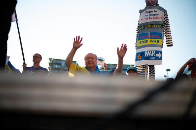 Kundgebung zum Tag der Unabhängigkeit der Ukraine Am 24.9.2022 versammelten sich in München einige hundert Menschen, um für schwere Waffenlieferungen an die Ukraine und schärfere Sanktionen gegen Russland zu demonstrieren. Grund für die Mittwochsdemo war der ukrainische Nationalfeiertag. Eine Organisatorin machte am Rande pressefeindliche und Corona-verharmlosende Aussagen. * On August 24, 2022 hundreds joined a rally in Munich, Germany to demand heavy arms for Ukraine and more sanctions against Russia. The rally was organized to the Ukrainian liberation day. On the edge an organizer made some hostile statements against the press and trivialized the Covid-19 pandemic. München Bayern Deutschland Copyright: xLorenzoxFilippuccix