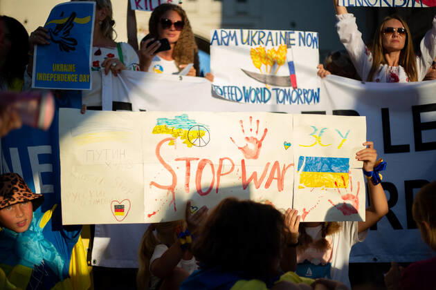 Kundgebung zum Tag der Unabhängigkeit der Ukraine Am 24.9.2022 versammelten sich in München einige hundert Menschen, um für schwere Waffenlieferungen an die Ukraine und schärfere Sanktionen gegen Russland zu demonstrieren. Grund für die Mittwochsdemo war der ukrainische Nationalfeiertag. Eine Organisatorin machte am Rande pressefeindliche und Corona-verharmlosende Aussagen. * On August 24, 2022 hundreds joined a rally in Munich, Germany to demand heavy arms for Ukraine and more sanctions against Russia. The rally was organized to the Ukrainian liberation day. On the edge an organizer made some hostile statements against the press and trivialized the Covid-19 pandemic. München Bayern Deutschland Copyright: xLorenzoxFilippuccix