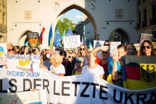 Kundgebung zum Tag der Unabhängigkeit der Ukraine Am 24.9.2022 versammelten sich in München einige hundert Menschen, um für schwere Waffenlieferungen an die Ukraine und schärfere Sanktionen gegen Russland zu demonstrieren. Grund für die Mittwochsdemo war der ukrainische Nationalfeiertag. Eine Organisatorin machte am Rande pressefeindliche und Corona-verharmlosende Aussagen. * On August 24, 2022 hundreds joined a rally in Munich, Germany to demand heavy arms for Ukraine and more sanctions against Russia. The rally was organized to the Ukrainian liberation day. On the edge an organizer made some hostile statements against the press and trivialized the Covid-19 pandemic. München Bayern Deutschland Copyright: xLorenzoxFilippuccix