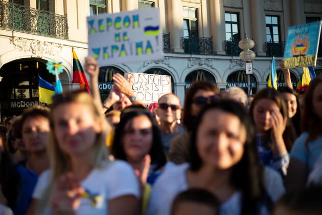 Kundgebung zum Tag der Unabhängigkeit der Ukraine Am 24.9.2022 versammelten sich in München einige hundert Menschen, um für schwere Waffenlieferungen an die Ukraine und schärfere Sanktionen gegen Russland zu demonstrieren. Grund für die Mittwochsdemo war der ukrainische Nationalfeiertag. Eine Organisatorin machte am Rande pressefeindliche und Corona-verharmlosende Aussagen. * On August 24, 2022 hundreds joined a rally in Munich, Germany to demand heavy arms for Ukraine and more sanctions against Russia. The rally was organized to the Ukrainian liberation day. On the edge an organizer made some hostile statements against the press and trivialized the Covid-19 pandemic. München Bayern Deutschland Copyright: xLorenzoxFilippuccix