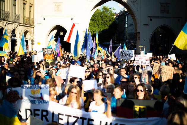 Kundgebung zum Tag der Unabhängigkeit der Ukraine Am 24.9.2022 versammelten sich in München einige hundert Menschen, um für schwere Waffenlieferungen an die Ukraine und schärfere Sanktionen gegen Russland zu demonstrieren. Grund für die Mittwochsdemo war der ukrainische Nationalfeiertag. Eine Organisatorin machte am Rande pressefeindliche und Corona-verharmlosende Aussagen. * On August 24, 2022 hundreds joined a rally in Munich, Germany to demand heavy arms for Ukraine and more sanctions against Russia. The rally was organized to the Ukrainian liberation day. On the edge an organizer made some hostile statements against the press and trivialized the Covid-19 pandemic. München Bayern Deutschland Copyright: xLorenzoxFilippuccix