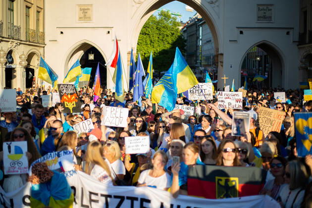 Kundgebung zum Tag der Unabhängigkeit der Ukraine Am 24.9.2022 versammelten sich in München einige hundert Menschen, um für schwere Waffenlieferungen an die Ukraine und schärfere Sanktionen gegen Russland zu demonstrieren. Grund für die Mittwochsdemo war der ukrainische Nationalfeiertag. Eine Organisatorin machte am Rande pressefeindliche und Corona-verharmlosende Aussagen. * On August 24, 2022 hundreds joined a rally in Munich, Germany to demand heavy arms for Ukraine and more sanctions against Russia. The rally was organized to the Ukrainian liberation day. On the edge an organizer made some hostile statements against the press and trivialized the Covid-19 pandemic. München Bayern Deutschland Copyright: xLorenzoxFilippuccix