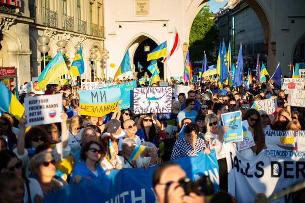 Kundgebung zum Tag der Unabhängigkeit der Ukraine Am 24.9.2022 versammelten sich in München einige hundert Menschen, um für schwere Waffenlieferungen an die Ukraine und schärfere Sanktionen gegen Russland zu demonstrieren. Grund für die Mittwochsdemo war der ukrainische Nationalfeiertag. Eine Organisatorin machte am Rande pressefeindliche und Corona-verharmlosende Aussagen. * On August 24, 2022 hundreds joined a rally in Munich, Germany to demand heavy arms for Ukraine and more sanctions against Russia. The rally was organized to the Ukrainian liberation day. On the edge an organizer made some hostile statements against the press and trivialized the Covid-19 pandemic. München Bayern Deutschland Copyright: xLorenzoxFilippuccix