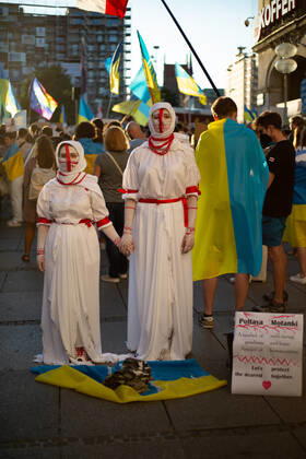 Kundgebung zum Tag der Unabhängigkeit der Ukraine Am 24.9.2022 versammelten sich in München einige hundert Menschen, um für schwere Waffenlieferungen an die Ukraine und schärfere Sanktionen gegen Russland zu demonstrieren. Grund für die Mittwochsdemo war der ukrainische Nationalfeiertag. Eine Organisatorin machte am Rande pressefeindliche und Corona-verharmlosende Aussagen. * On August 24, 2022 hundreds joined a rally in Munich, Germany to demand heavy arms for Ukraine and more sanctions against Russia. The rally was organized to the Ukrainian liberation day. On the edge an organizer made some hostile statements against the press and trivialized the Covid-19 pandemic. München Bayern Deutschland Copyright: xLorenzoxFilippuccix