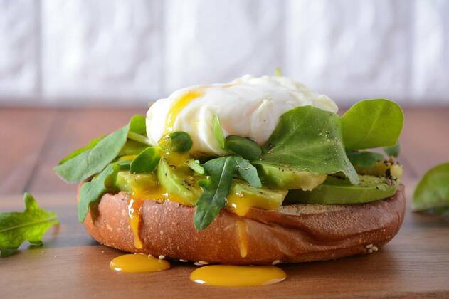 Poached egg with avocado, arugula beet leaves, black pepper on toast. Healthy breakfast concept, Poached egg with avocado, arugula beet leaves, black pepper on toast. Healthy breakfast concept, Poached egg with avocado, arugula beet leaves, black pepper on toast. Healthy breakfast concept, 06.04.2021, Copyright: xNayalyHx Panthermedia29764504.jpg
