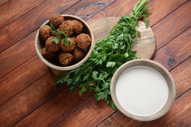 Falafel balls with parsley in wooden bowl with tahini sauce. Vegan healthy food, Falafel balls with parsley in wooden bowl with tahini sauce. Vegan healthy food, Falafel balls with parsley in wooden bowl with tahini sauce. Vegan healthy food, 08.04.2021, Copyright: xNayalyHx Panthermedia29772457.jpg