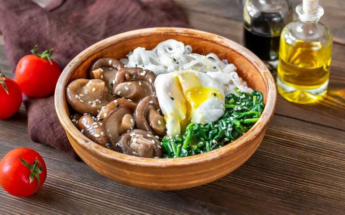  Bowl with rice noodles, mushrooms and spinach, Healthy bowl with rice noodles, marinated shiitake, poached egg and steamed spinach, 16.04.2021, Copyright: xAlex9500x Panthermedia29815287.jpg