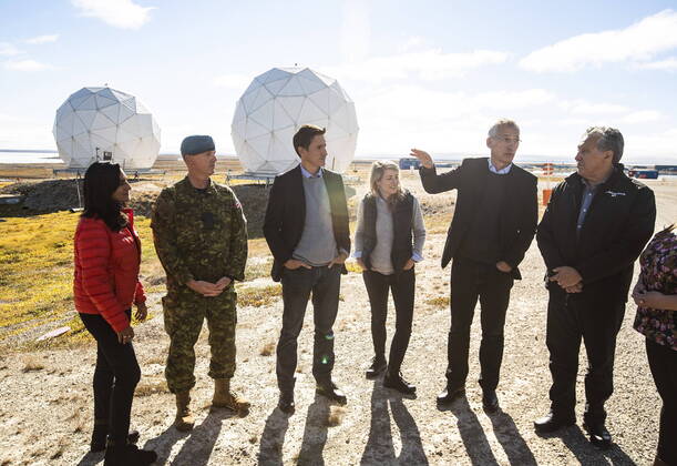 Bilder des Jahres 2022, News 08 August News Themen der Woche KW34 August 25, 2022, CAMBRIDGE BAY, AB, CANADA: NATO Secretary General Jens Stoltenberg and Prime Minister Justin Trudeau visit the North Warning System Site in Cambridge Bay, Nunavut, on Thursday August 25, 2022. CAMBRIDGE BAY CANADA  - ZUMAc35_ 20220825_zaf_c35_070 Copyright: xJasonxFransonx
