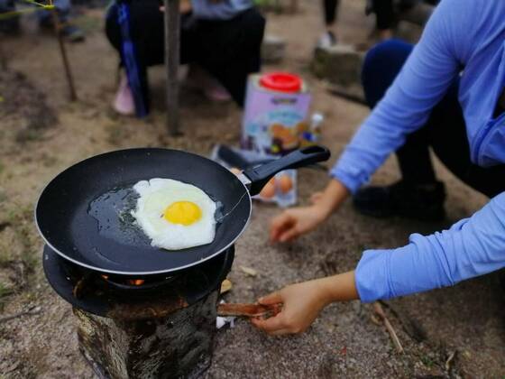 IMAGO Creative: Ende des Sommers  Outdoor camp fire and cooking, Cooking breakfast on campfire in cast iron pan with selective focus., 27.05.2021, Copyright: xyongtickx Panthermedia30162258.jpg
