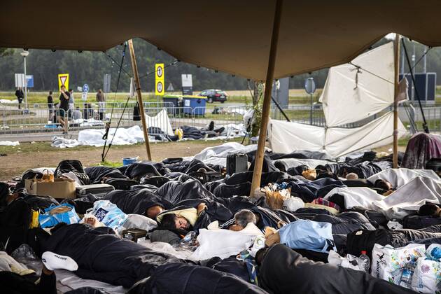 Bilder des Jahres 2022, News 08 August News Themen der Woche KW34 News Bilder des Tages Niederlande, Asylsuchende am überfüllten Antragszentrum in Ter Apel 2022-08-26 07:04:56 TER APEL - Asylum seekers sleep at the application center in Ter Apel. For the third night in a row, about 700 people slept outside last night at the registration center where it has been busy for months. Asylum seekers centers no longer have a place and status holders cannot move on to a home due to, among other things, the overheated housing market. ANP RAMON VAN FLYMEN netherlands out - belgium out