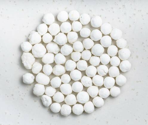IMAGO Creative, Food, Tapioka pile of raw tapioca pearls close up on gray, pile of raw tapioca pearls close up on gray ceramic plate, pile of raw tapioca pearls close up on gray ceramic plate, 01.06.2021, Copyright: xvvoennyyx Panthermedia30179519.jpg