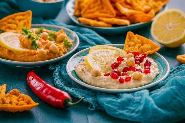 IMAGO Creative, Food, Hummus Homemade spicy humus with pomegranate seeds, chilli and chickpeas tortilla chips, Homemade spicy humus with pomegranate seeds, chilli and chickpeas tortilla chips, 09.06.2021, Copyright: xBrebcax Panthermedia30247873.jpg