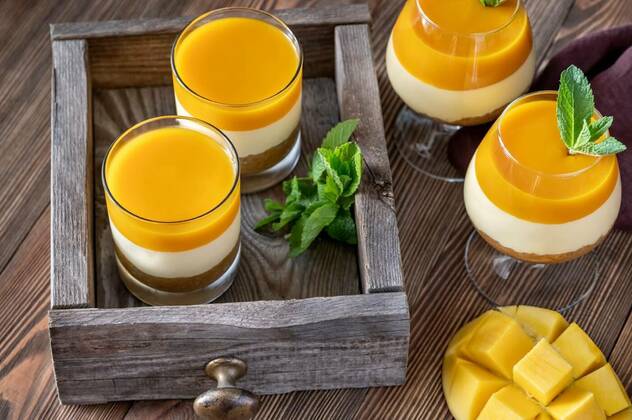  Mango cheesecake, Mango cheesecake served in the glasses on rustic background, 09.06.2021, Copyright: xAlex9500x Panthermedia30251274.jpg