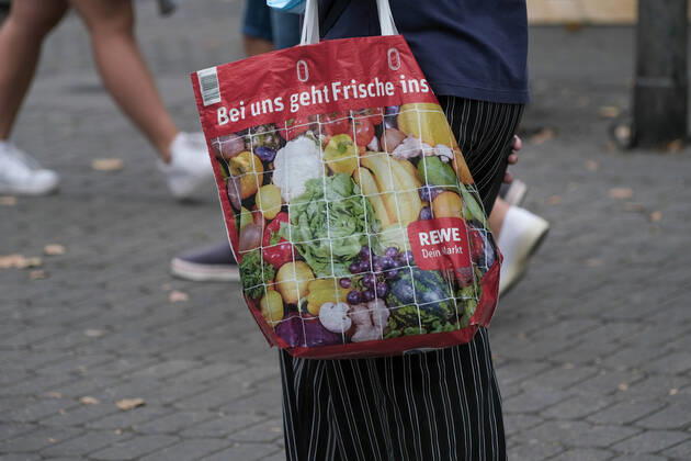 Düsseldorf 26.08.2022 Rewe Lebensmitteldiscounter Einkaufstasche Plastiktasche Düsseldorf Nordrhein-Westfalen Deutschland