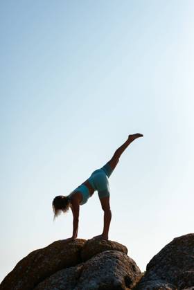 IMAGO Creative: 2022 Sport Favoriten IMAGO Creative: Neue Aussichten Woman Doing Yoga Exercises At The Beach Cangas, Galicia, Spain CR_AIMA220825-1032033-01 ,model released, Symbolfoto