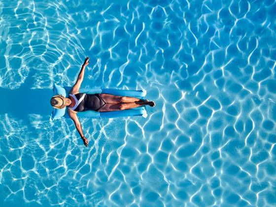 Overhead View of a Woman in a Swimming Pool Collado de la Vera, Extremadura, Spain CR_VFKDPR220822-1031390-01 ,model released, Symbolfoto