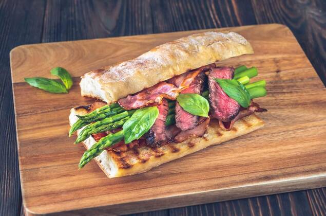 IMAGO Creative: Food, Spargel Sandwich with asparagus and slices of beef steak, Sandwich with asparagus and slices of beef steak on the wooden board, 26.06.2021, Copyright: xAlex9500x Panthermedia30405121.jpg
