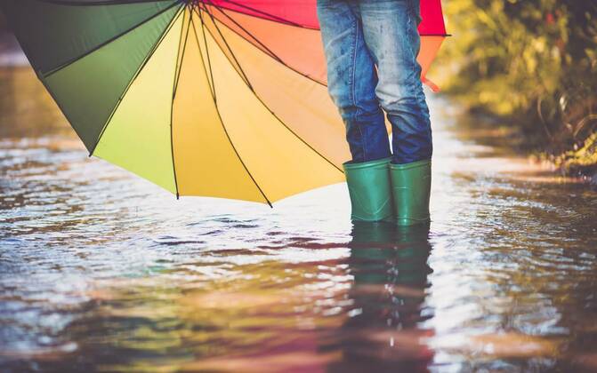 Child walking in wellies in puddle on rainy weather, Child walking in wellies in puddle on rainy weather. Boy holding colourful umbrella under rain in summer, Child walking in wellies in puddle on rainy weather. Boy holding colourful umbrella under rain in summer model released, Symbolfoto , 03.08.2021, Copyright: xcandy18x Panthermedia30591336.jpg
