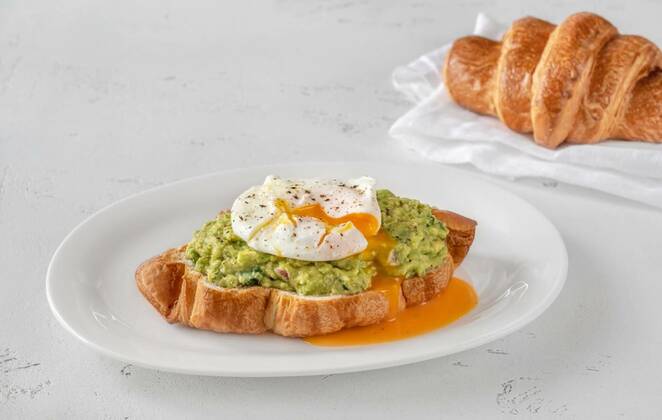  Croissant with guacamole and poached egg, Croissant with guacamole and poached egg on the serving plate, 06.08.2021, Copyright: xAlex9500x Panthermedia30600808.jpg
