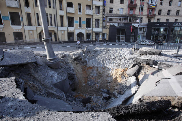 Bilder des Jahres 2022, News 08 August News Themen der Woche KW34 News Bilder des Tages KHARKIV, UKRAINE - AUGUST 27, 2022 - The crater from a rocket fired by the Russian troops is pictured near the Peasants House in central Kharkiv, northeastern Ukraine. Russian missile attack on Kharkiv  Copyright: xVyacheslavxMadiyevskyyx