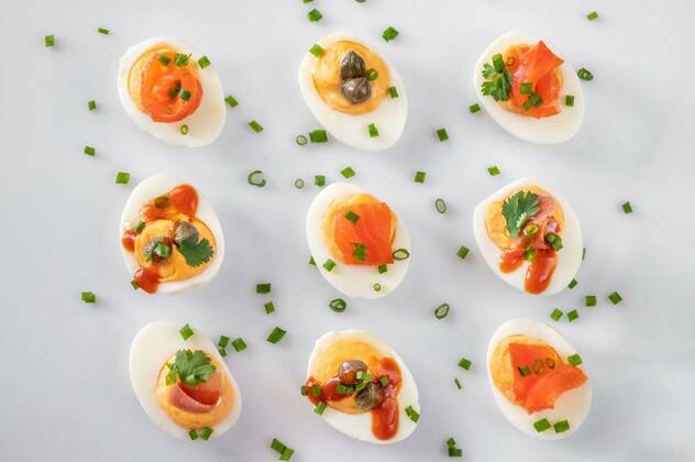  Sriracha deviled eggs, Sriracha deviled eggs with different toppings, Sriracha deviled eggs with different toppings, 17.08.2021, Copyright: xAlex9500x Panthermedia30657350.jpg
