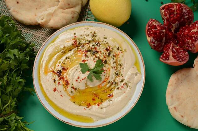 IMAGO Creative, Food, Hummus Hummus with olive oil, paprika, lemon and pita bread, Hummus with olive oil, paprika, lemon and pita bread, 22.08.2021, Copyright: xNayalyHx Panthermedia30669897.jpg