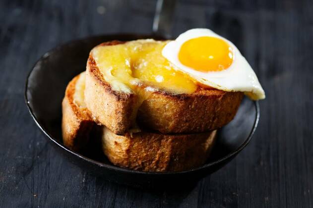  rustic french cheese toast with egg croque madame, close up of pan of rustic french cheese toast with egg croque madame, 06.09.2021, Copyright: xzkrugerx Panthermedia30704914.jpg