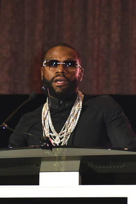 LAS VEGAS, NV - AUGUST 27: Floyd Mayweather speaking at the Induction Ceremony & Dinner for the 2022 Nevada Boxing Hall Of Fame at Resorts World Las Vegas in Las Vegas,Nevada, on August 27, 2022. Copyright: xDeeCeexCarterx