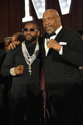 LAS VEGAS, NV - AUGUST 27: Floyd Mayweather & Ray Mercer at the Induction Ceremony & Dinner for the 2022 Nevada Boxing Hall Of Fame at Resorts World Las Vegas in Las Vegas,Nevada, on August 27, 2022. Copyright: xDeeCeexCarterx