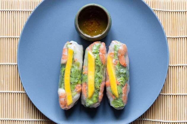  top view of Nem Cuon Vietnamese fresh spring rolls, top view of portion of Nem Cuon, Vietnamese fresh spring rolls on gray blue plate, top view of portion of Nem Cuon, Vietnamese fresh spring rolls on gray blue plate, 23.10.2021, Copyright: xvvoennyyx Panthermedia30840067.jpg