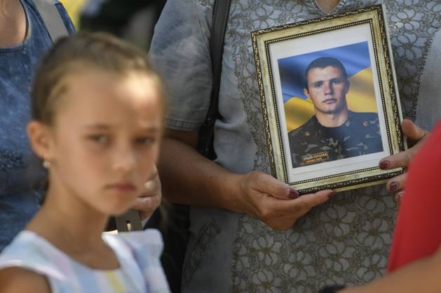 Day Of Remembrance Of Fallen Defenders Of Ukraine In Kyiv Relatives carry portrait of Ukrainian soldier, killed on russian - Ukrainian war during a commemorative ceremony to mark the Day of Remembrance of Fallen Defenders of Ukraine in Kyiv, Ukraine August 29, 2022 Kyiv Ukraine  Copyright: xMaxymxMarusenkox originalFilename: musienko-notitle220829_npMdf.jpg