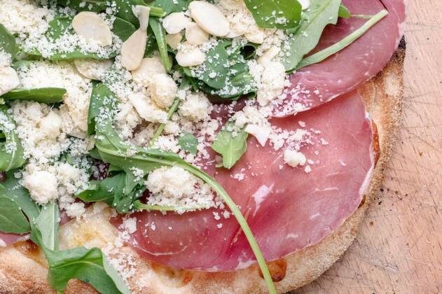 Gourmet pizza, Gourmet pizza with mozzarella, rocket, bresaola, parmesan and almonds. Top view., Gourmet pizza with mozzarella, rocket, bresaola, parmesan and almonds. Top view., 13.12.2021, Copyright: xgermanopolix Panthermedia30969445.jpg