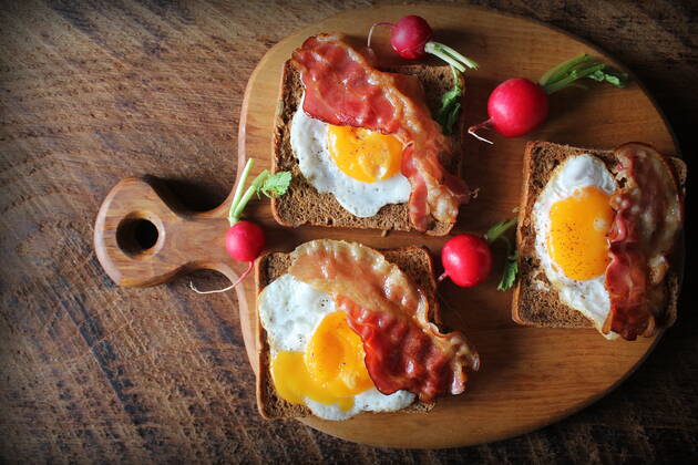 IMAGO Creative, Sommer, Food, Radieschen frühstück,spiegelei,toast,frühstücke,spiegeleier,toastbrot,toastbrote,toasts