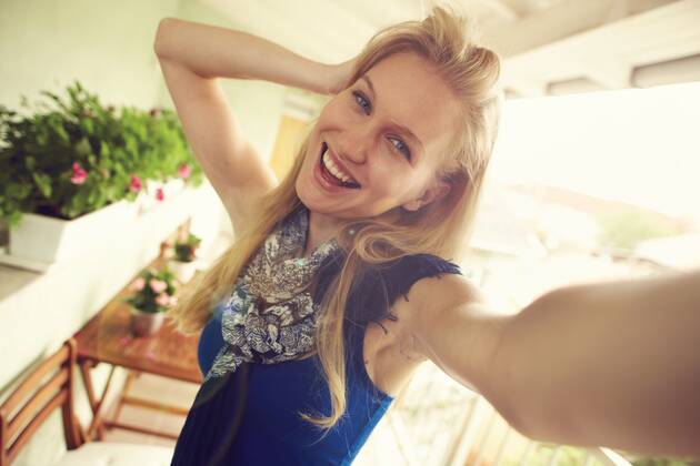 junge frau,sommer,balkon,selfie,frau,sommerlich,balkone,balkons,fotografieren,selbstportrait,selbstportraits,selbstporträt,selbstporträts,selfies