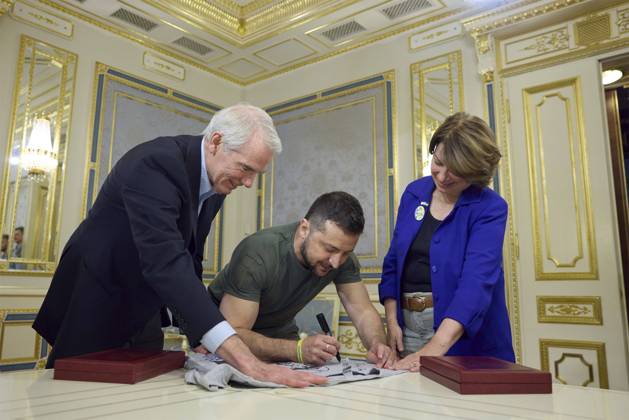 Ukraine-Krieg, Jahrestag der Invasion, Persönlichkeiten besuchen die Ukraine, Archivbilder Bilder des Jahres 2022, News 08 August News Themen der Woche KW35 News Bilder des Tages Ukraine-Konflikt, Wolodymyr Selenskyj trifft US-Senatorin Amy Klobuchar in Kiew August 30, 2022, Kyiv, Ukraine: Ukrainian President Volodymyr Zelenskyy, autographs shirts for U.S. Senators Amy Klobuchar, right and Rob Portman, left, co-chairs of the Ukrainian Support Group at the Mariinskyi Palace, August 30, 2022 in Kyiv, Ukraine. Kyiv Ukraine - ZUMAp138 20220830_zaa_p138_014 Copyright: xSarsenovxDaniiar UkrainexPresidex
