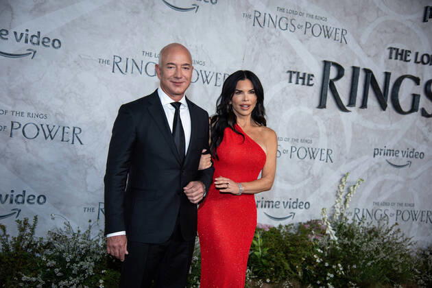 Bilder des Jahres 2022, Entertainment 08 August Entertainment Themen der Woche KW35 Entertainment Bilder des Tages The Lord of the Rings: The Rings of Power World Premiere London, UK. Jeff Bezos and Lauren Sanchez at the The Lord of the Rings: The Rings of Power World Premiere in Leicester Square in London. 30th August 2022. LMK405-S300822LSAN-001 