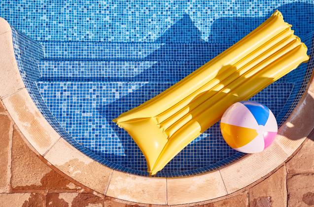 ball,pool,wasserball,luftmatratze,bälle,schwimmbad,schwimmbecken,swimming pool,swimmingpool,wasserbälle,luftmatratzen