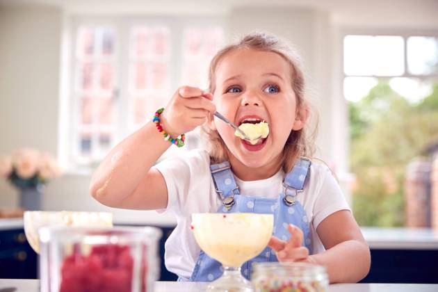 mädchen,essen,eisbecher,homonym,isst,nahrungsaufnahme,eis,eiscreme,speiseeis