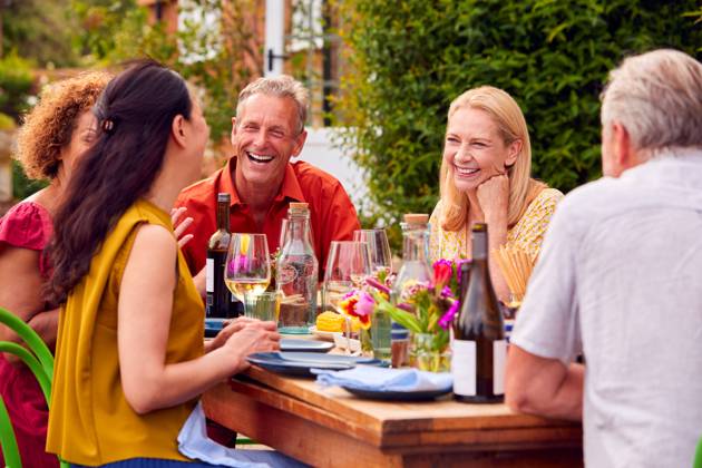 lachen,sommer,treffen,freunde,abendessen,gartenparty,fröhlich,lachend,lachende,lacht,sommerlich,befreundet,freund,freundschaft,abendbrot,gartenfest,gartenfeste,gartenparties,party,sommerfest,sommerparty