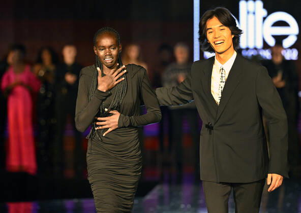 Schwarzkopf Elite Model Look 2022 Wettbewerb in Prag From left MAJDA JOHN PETER from South Sudan and SERGI SHAN from Spain are winners of the world final Schwarzkopf Elite Model Look 2022 competition in Prague, Czech Republic, August 30, 2022. (CTKxPhoto MichaelaxRihova) CTKPhotoP2022083009559  mir 1